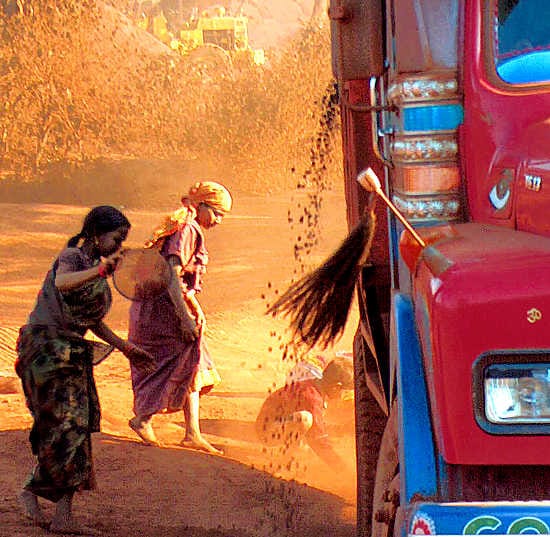 Kaivostoiminnan jalkoihin jääneet adivasit keräävät malmirekasta tippuvia muruja. Kuva Adivasi Justice is to Live in the Forest -dokumentista.