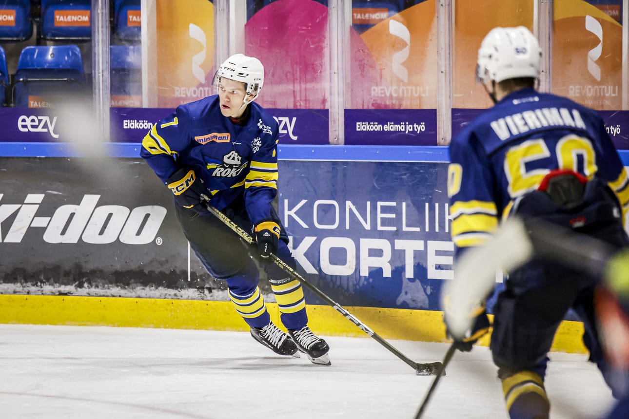 Kemijärven Kiekon Benjamin Middleton teki maalin runkosarjan päätösottelussa. Arkistokuvassa Middleton on RoKi U20-joukkueen paidassa.