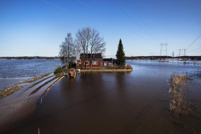 Erityisesti lauhat talvisäät näkyvät talven vesimäärien lisääntymisenä, joten tulvia voi pian olla ympärivuotisesti. Kuvassa tulvatilanne Kyrönmaalla huhtikuussa 2019. ARKISTOKUVA: JARNO PELLINEN