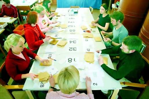 Ennakkoäänien laskenta aloitettiin Kirkkotorin päiväkeskuksessa Oulussa kello 15.