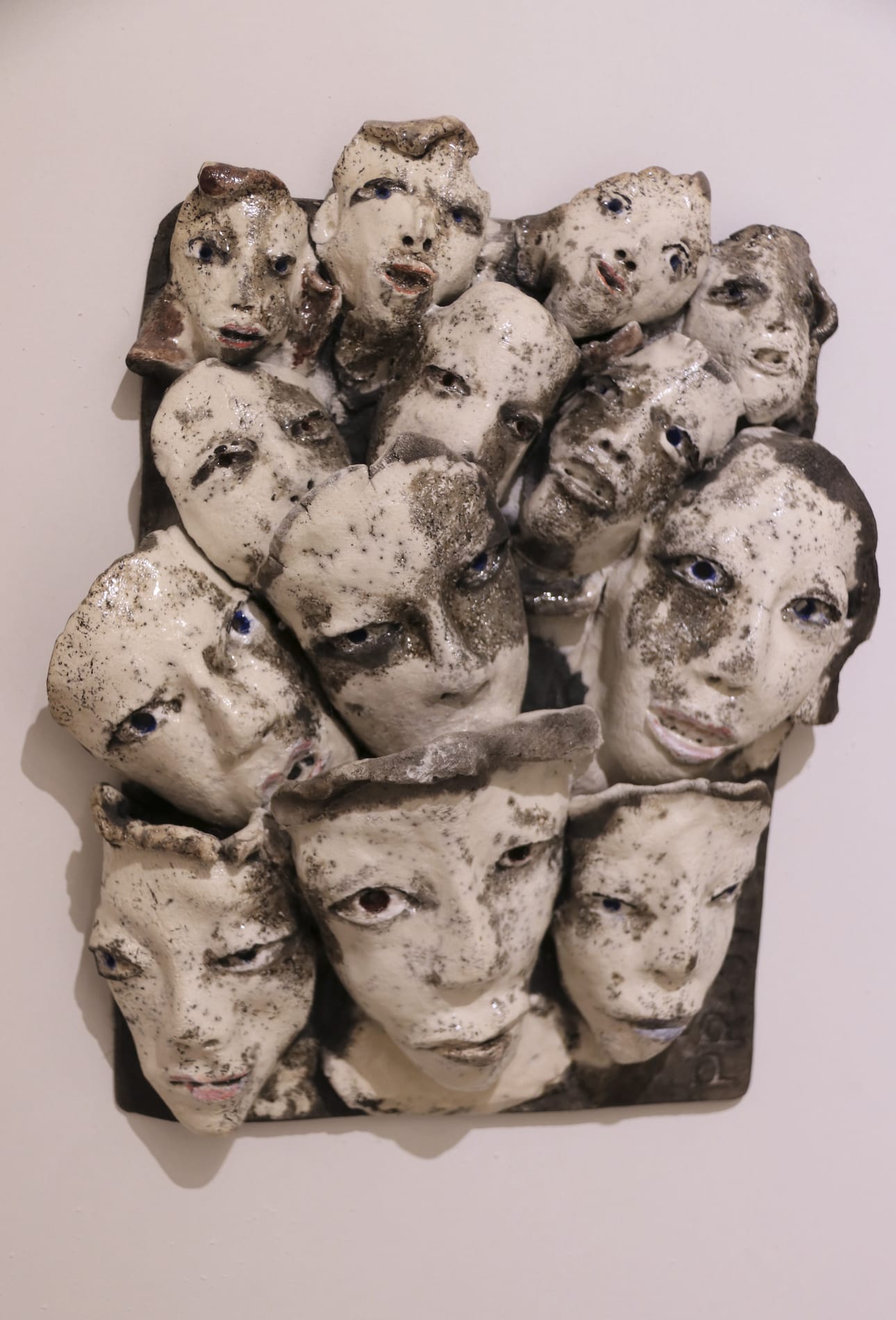 Leijat. Galleria Art Ceramicin taidetta löytyy ulkoa ja sisätiloista. Kiviaineksesta tehdyt veistokset ovat kestävää tekoa.