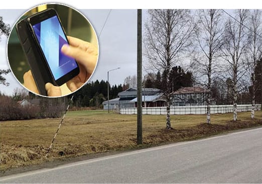 Heikki Korkealaakson Ruotsalantieltä ottamassa kuvassa näkyy paikka, johon mastoa on suunniteltu Ruotsalan entisen koulun tontille. Vieressä sijaitsee seurakunnan tontti.