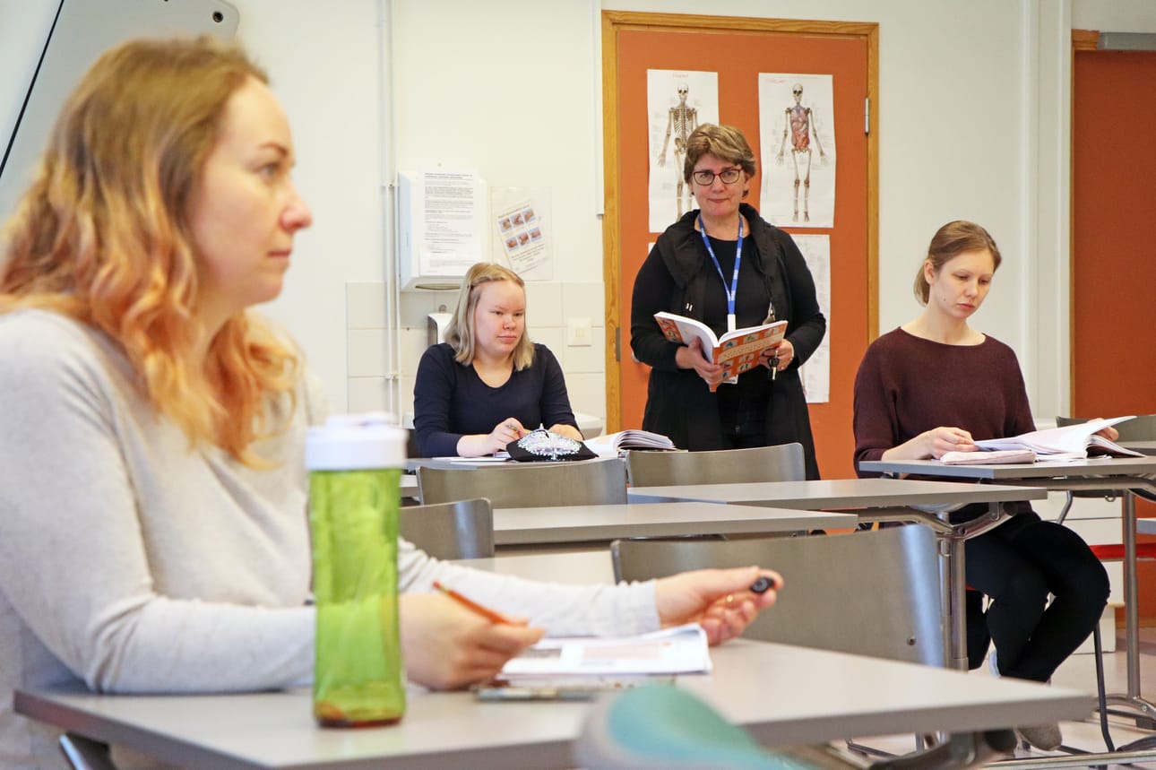 Etäopiskelu soveltuu hyvin joihinkin ammattiopintojen vaiheisiin, kuten vaikka kielten ja teoria-aineiden opiskeluun. Käytännön töiden harjoittelu etänä on paljon vaikeampaa, tietävät lähihoitajaopiskelijat, joiden mukaan lähiopetukseen palaaminen on ollut mukavaa. Myös opettaja Merja Kokko palasi mielellään koululle.
