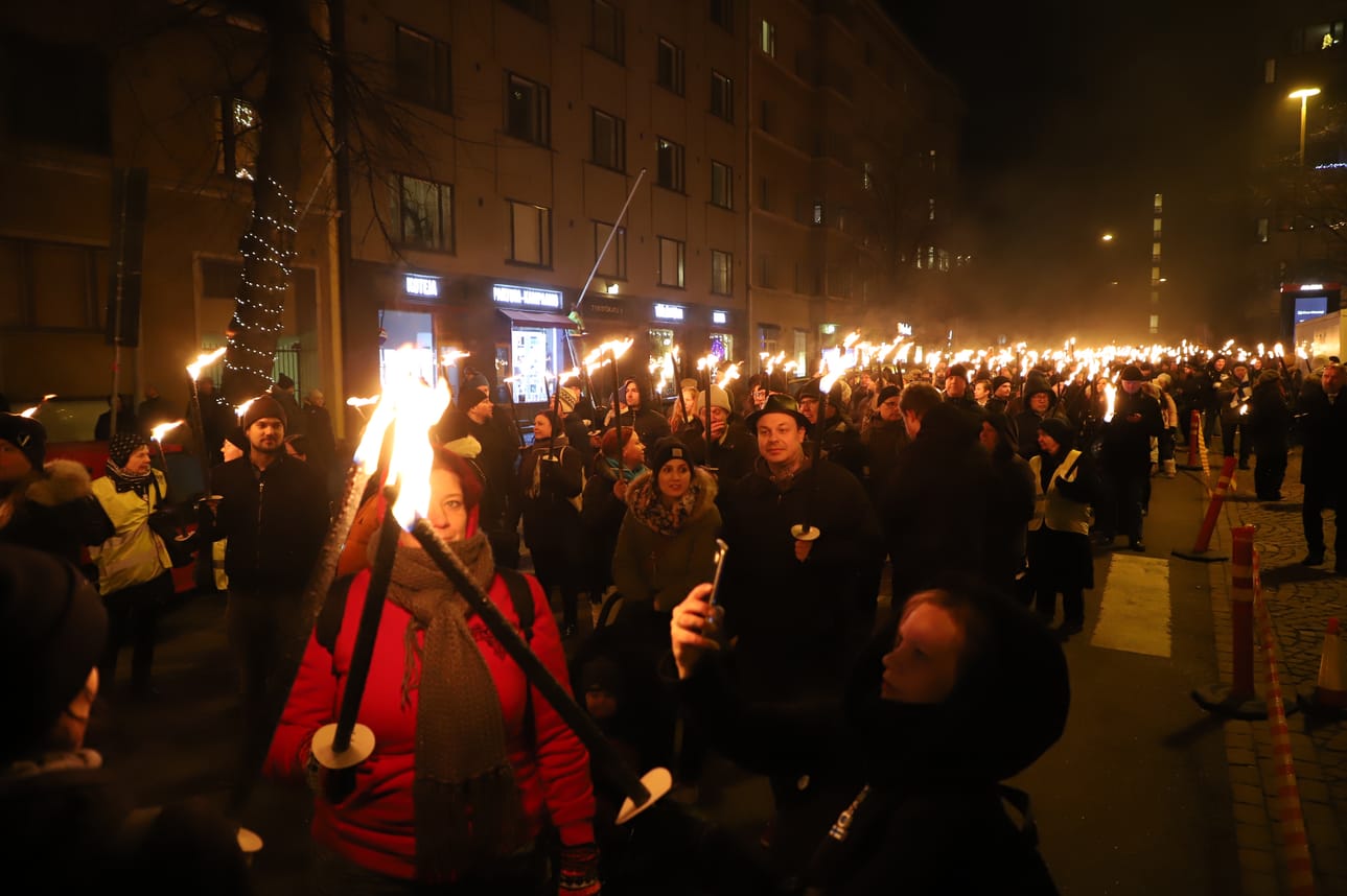 612-soihtukulkueen palavat soihdut muodostivat taas näyttävän jonon Helsingin kaduille.
