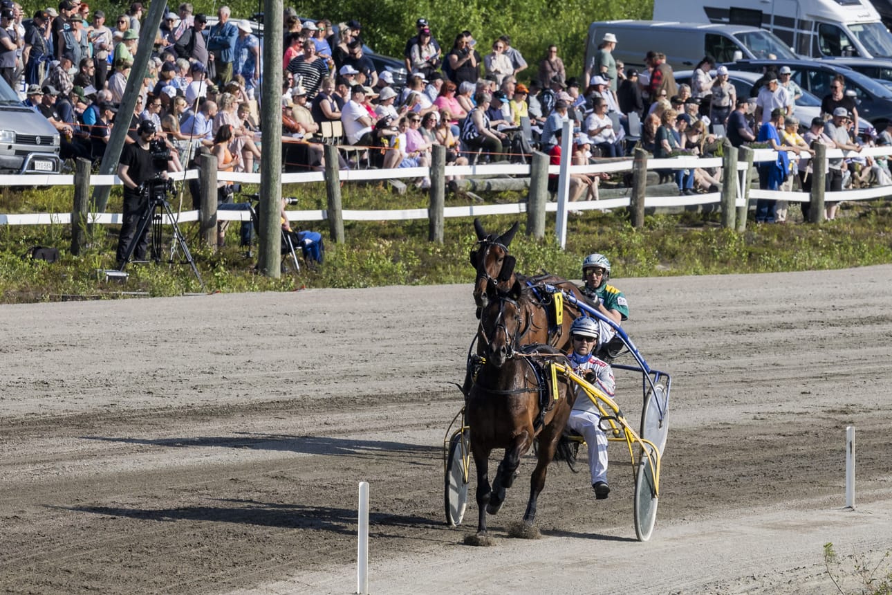 Lapin kärkiohjastajiin kuuluvat Kari Alapekkala ja Markku Ranta ottivat yhteen heti ensimmäisessä lähdössä. Alapekkalan naruttelema suosikki Lupin Sisu paineilee uransa ensimmäisessä kilpailustartissa voittoon, ja Rannan Shoemaker nappaa kakkossijan.