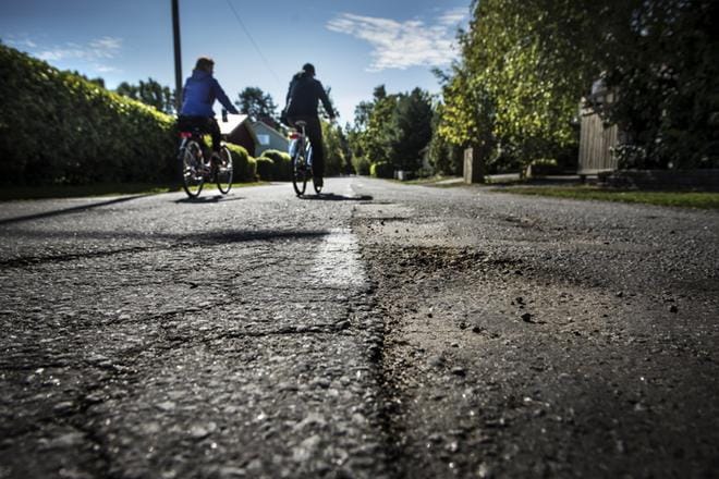 Katujen korjausvarat suunnataan ensisijaisesti pääkatujen ylläpitoon, joten lähiöiden sivukadut saavat usein rapistua rauhassa. ARKISTOKUVA: JARNO PELLINEN