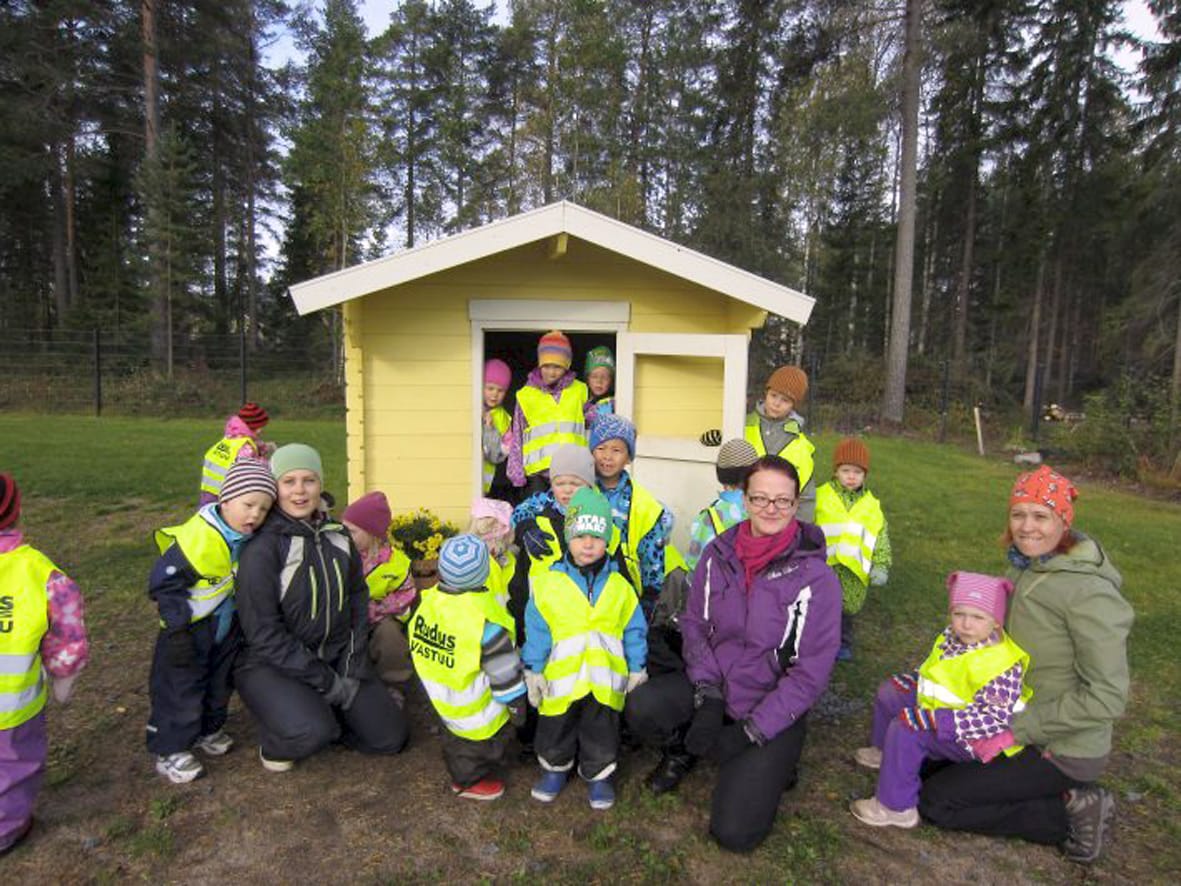 Pikkuvekaran väkeä Aurinkomökin edustalla.