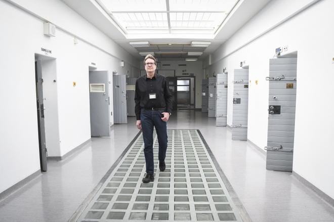 Vankien radikalisoitumisen estämisessä tärkeintä on pitää vaikutuksille alttiit vangit erillään radikalisoituneista vangeista. Näin uskoo vankien radikalisoitumisen tunnistamisprojektia Rikosseuraamuslaitoksessa vetänyt turvallisuuspäällikkö Juha Eriksson. KUVA: KIMMO BRANDT