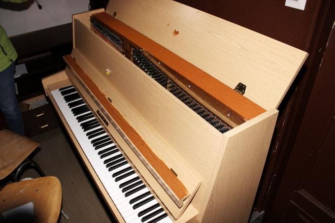 Kaskisten nuorisotalon piano tuhottiin käyttökelvottomaksi pursottamalla liimaa koskettimiin ja pianon sisällä oleviin vasaroihin. KUVA: LOTTA KALLIO