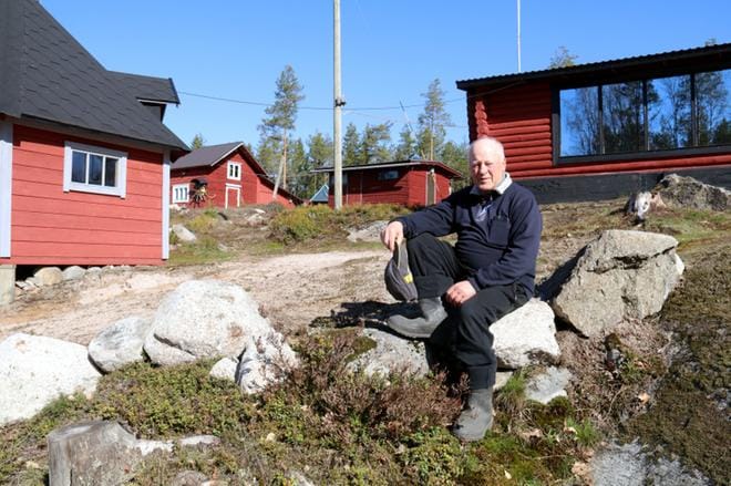 Jaakko Rintala osti olkansa takaa pilkistävän, entisen baarin nelisenkymmentä vuotta sitten. Kesäkallion rakentaminen alkoi siitä. KUVAT: ANU NAHKALA