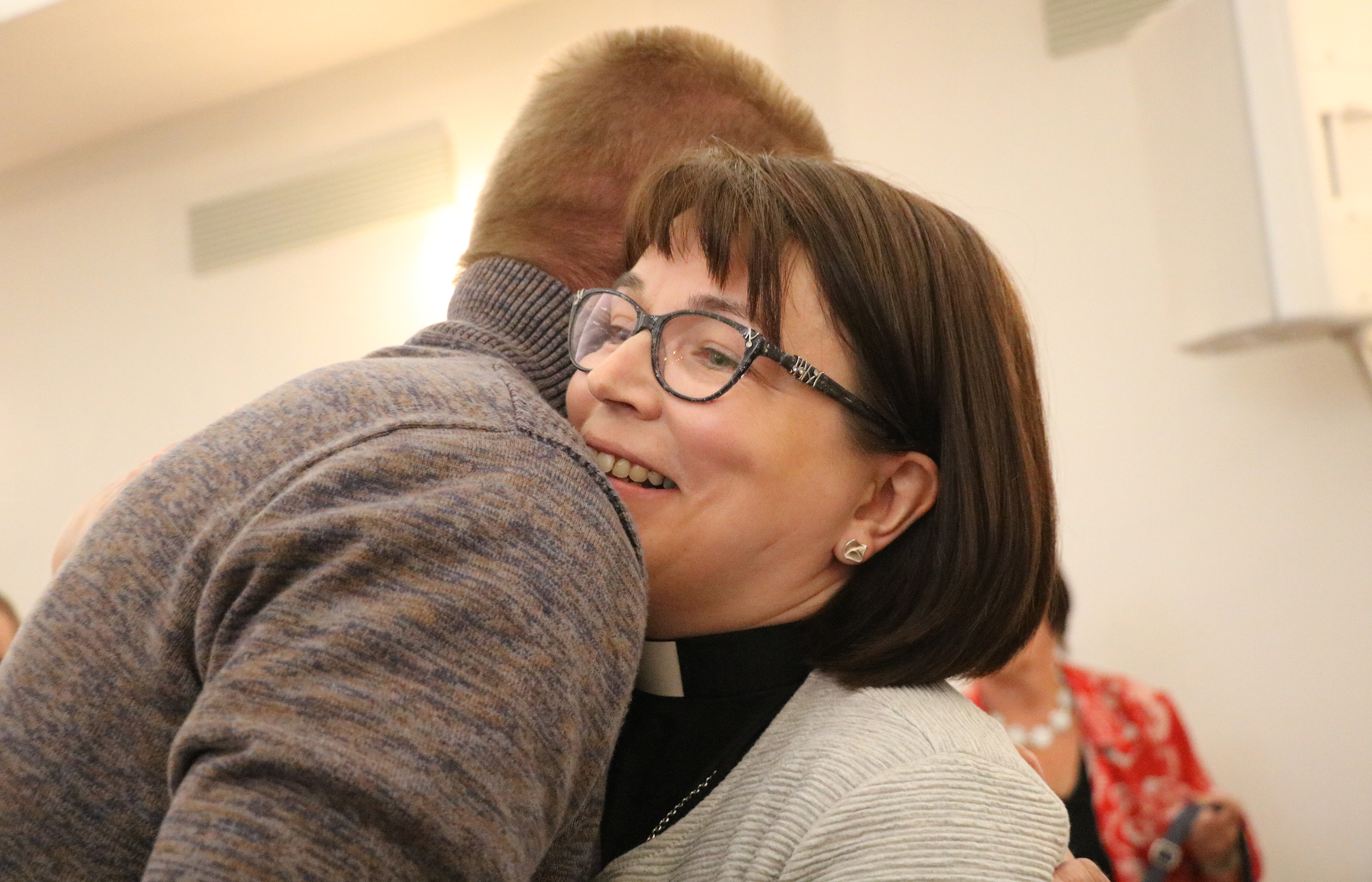 Ylivieskan seurakunnan johtava seurakuntamestari Hannu Jussi-Pekka oli ensimmäinen, joka halasi uutta kirkkoherra Eija Nivalaa sunnuntaina vaalituloksen varmistuttua.