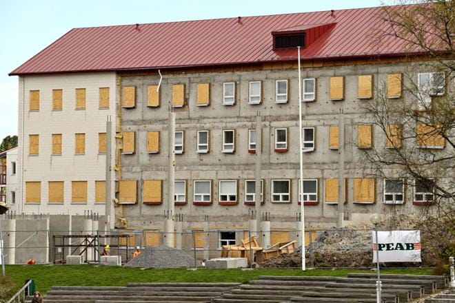 Kampustalon laajennusosien perustukset on tehty, mutta rakennus on työn alla aina ensi kesään saakka. Kahden laajennusosan lisäksi urakkaan kuuluu myös nykyisten tilojen remontointi. KUVA: HEIKKI HAKANEN