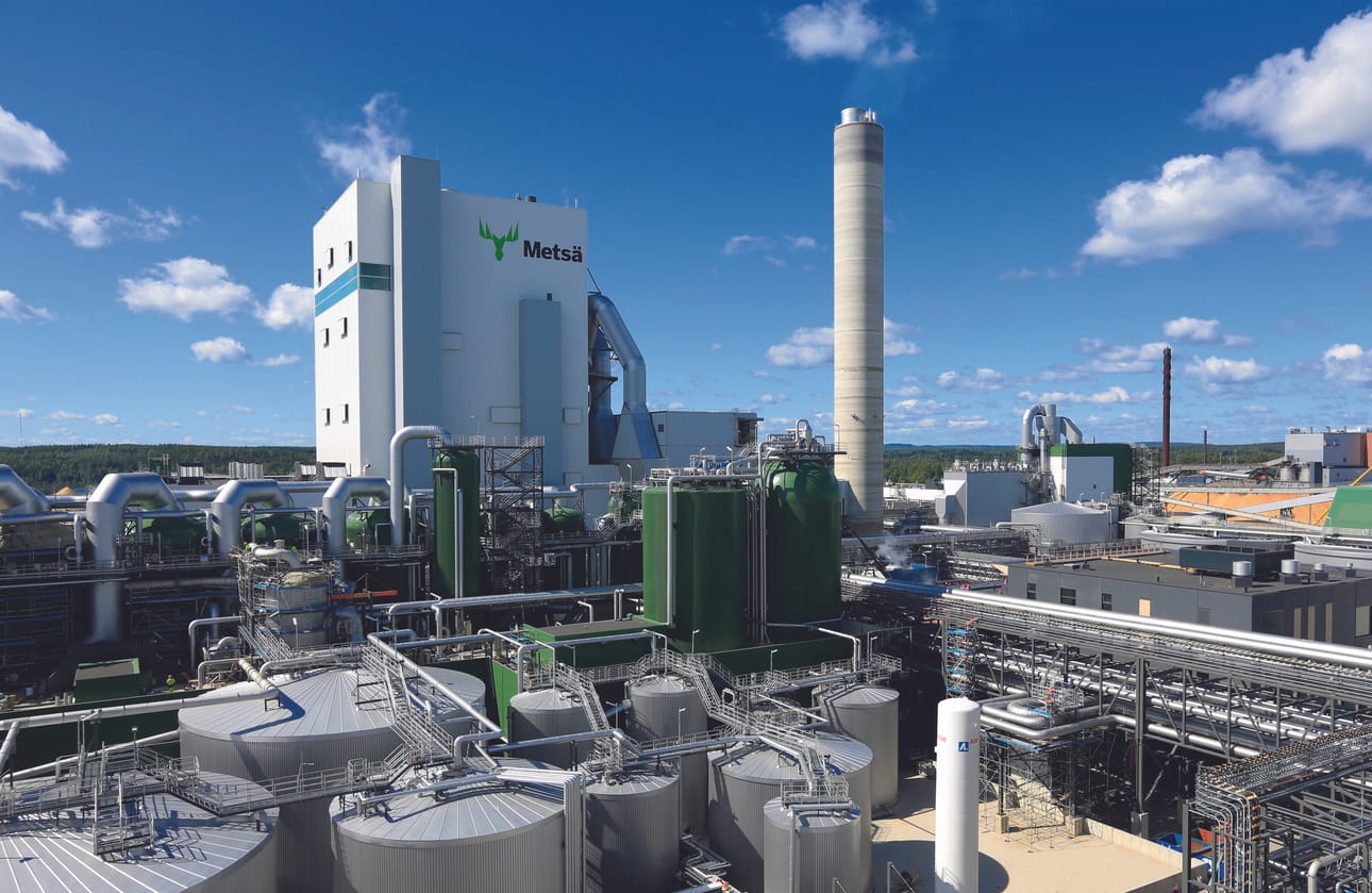 Metsä Group Äänekosken biotuotetehdas on alueeltaan niin laaja, ettei sen tutustumiseen riitä yksi päivä. Jos hyvin käy, niin alueelle rakennetaan muutaman vuoden päästä uusi tehdas, joka alkaa työstää entistä ympäristöystävällisempää kuitua vaateteollisuuden tarpeisiin.