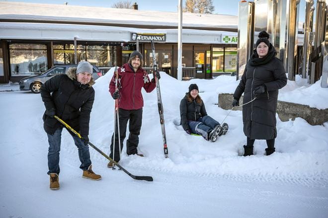 Liikuntasihteeri Janne Kujala (vas.), Soinin 4H:n toiminnanjohtaja Matti Puranen, MLL:n Soinin yhdistyksen sihteeri Liisa Valkealahti ja hallituksen jäsen Hanna Keskitalo toivovat soinilaisten perheiden osallistuvan innokkaasti talviseikkailuun. KUVA: AARRE LÖYTÖMÄKI