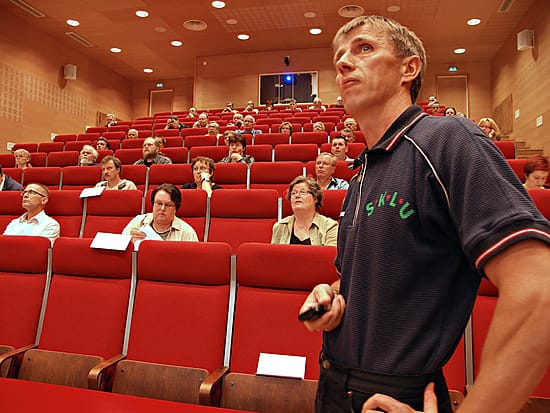 Kärsämäen kunnanhallituksen puheenjohtaja Mauno Ranto (etualalla) liputti uuden Selänteen kaupungin puolesta  turhaan. Valtuusto äänesti Rannon esityksen Kärsämäen kunnan lakkauttamisesta kumoon äänin 129.