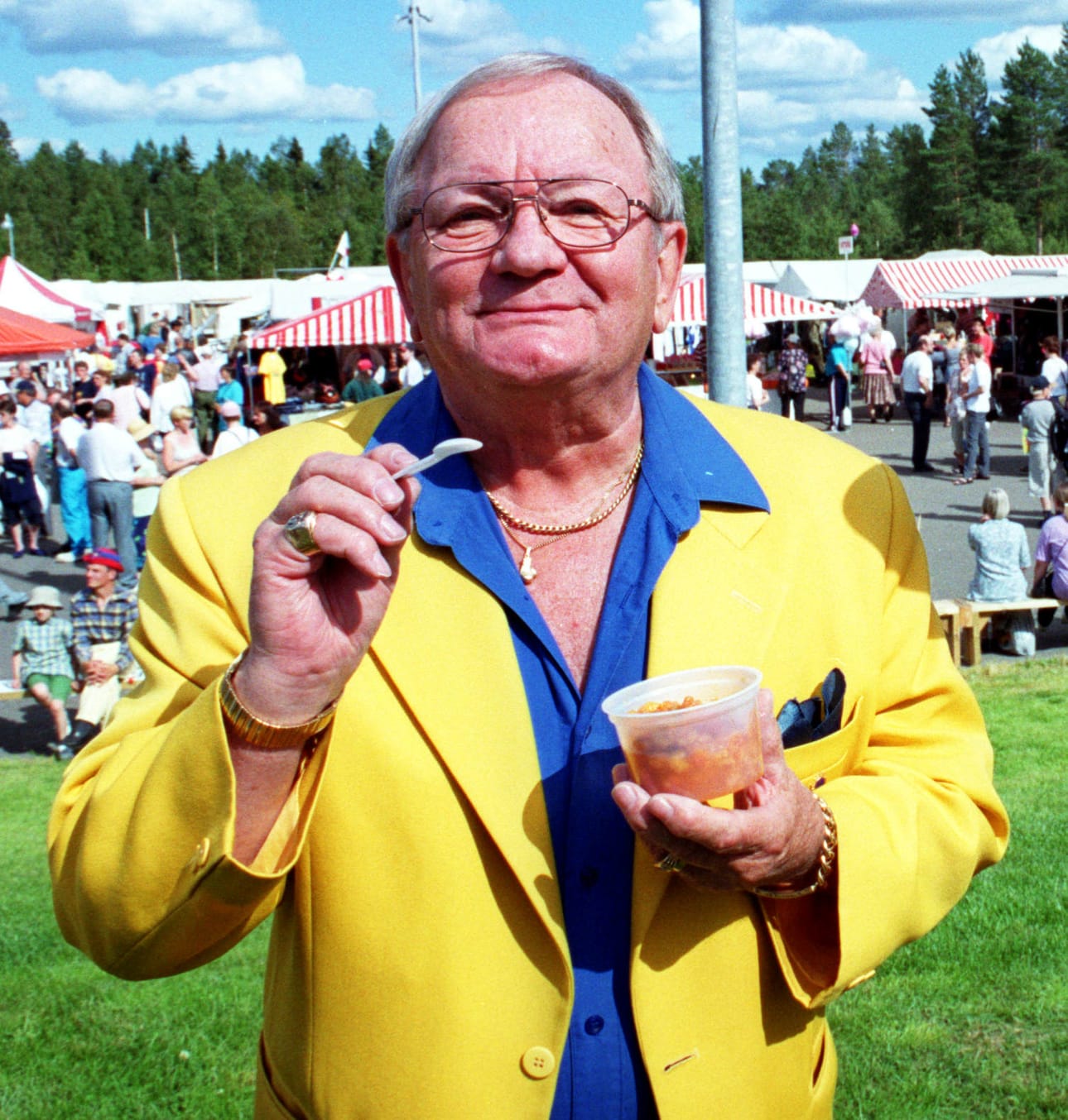Pitäisikö Erkki Junkkarisenkin levyttämä Kuusamoon -humppa sanoittaa uusiksi, pohtii Muikku. Kuvassa vuonna 2008 edesmennyt Junkkarinen Ranuan Hillamarkkinoilla vuonna 2000.