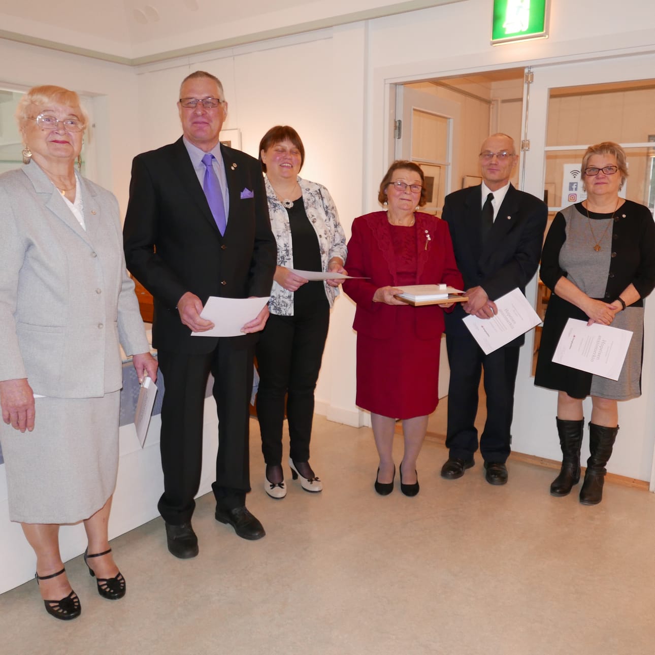 Anja Määttä (vas.) sai juhlassa Hengitysliiton kultaisen ansiomerkin. Toivo Kariniemi, Marketta Marttanen, Irene Suoraniemi, Niilo Määttä ja Taina Vendelin palkittiin hopeisilla merkeillä.