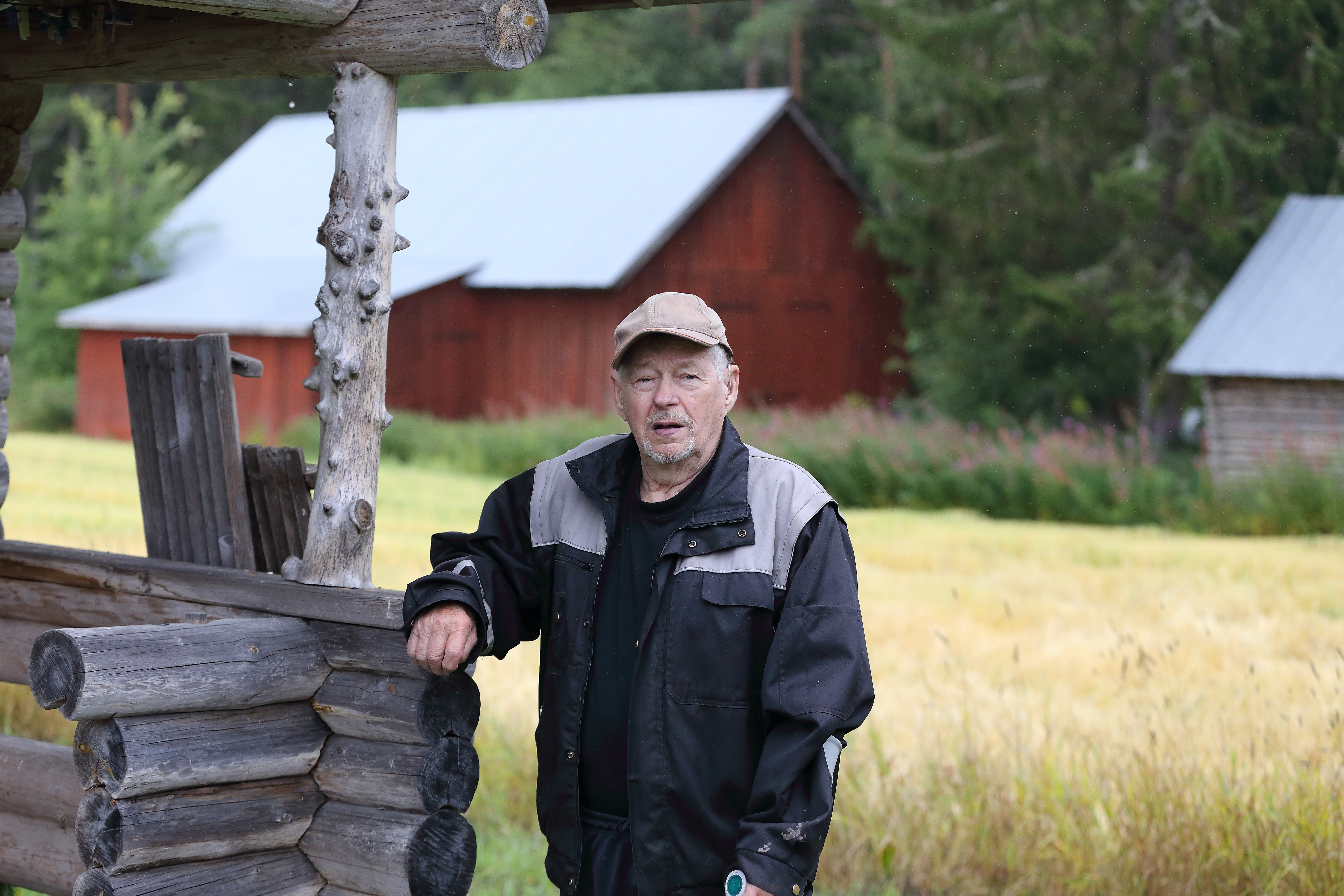 <p>Pentti Sipola on elänyt Luohualla koko ikänsä. - Taide on hukkaan mennyttä työaikaa, vitsailee Sipola. </p>