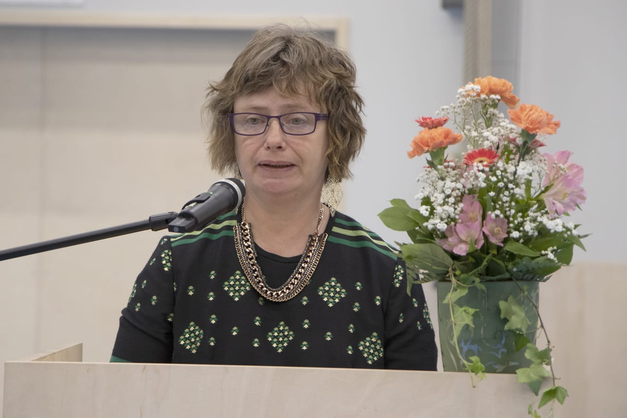 Anne Visuri lausui juhlassa itse kirjoittamansa Pyhäntä-runon joka kertoi niin kunnan kuin seurakunnan historiasta.