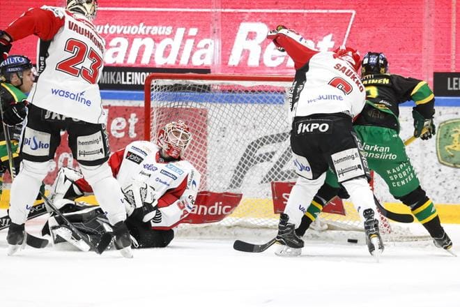 Ilveksen Arttu Ruotsalainen on Ville Saukon estelyistä huolimatta vienyt tamperelaiset 3-0 johtoon. Sportin maalivahti Jonathan Iilahti ja Olavi Vauhkonen eivät voi mitään. KUVA: MIKA KANERVA