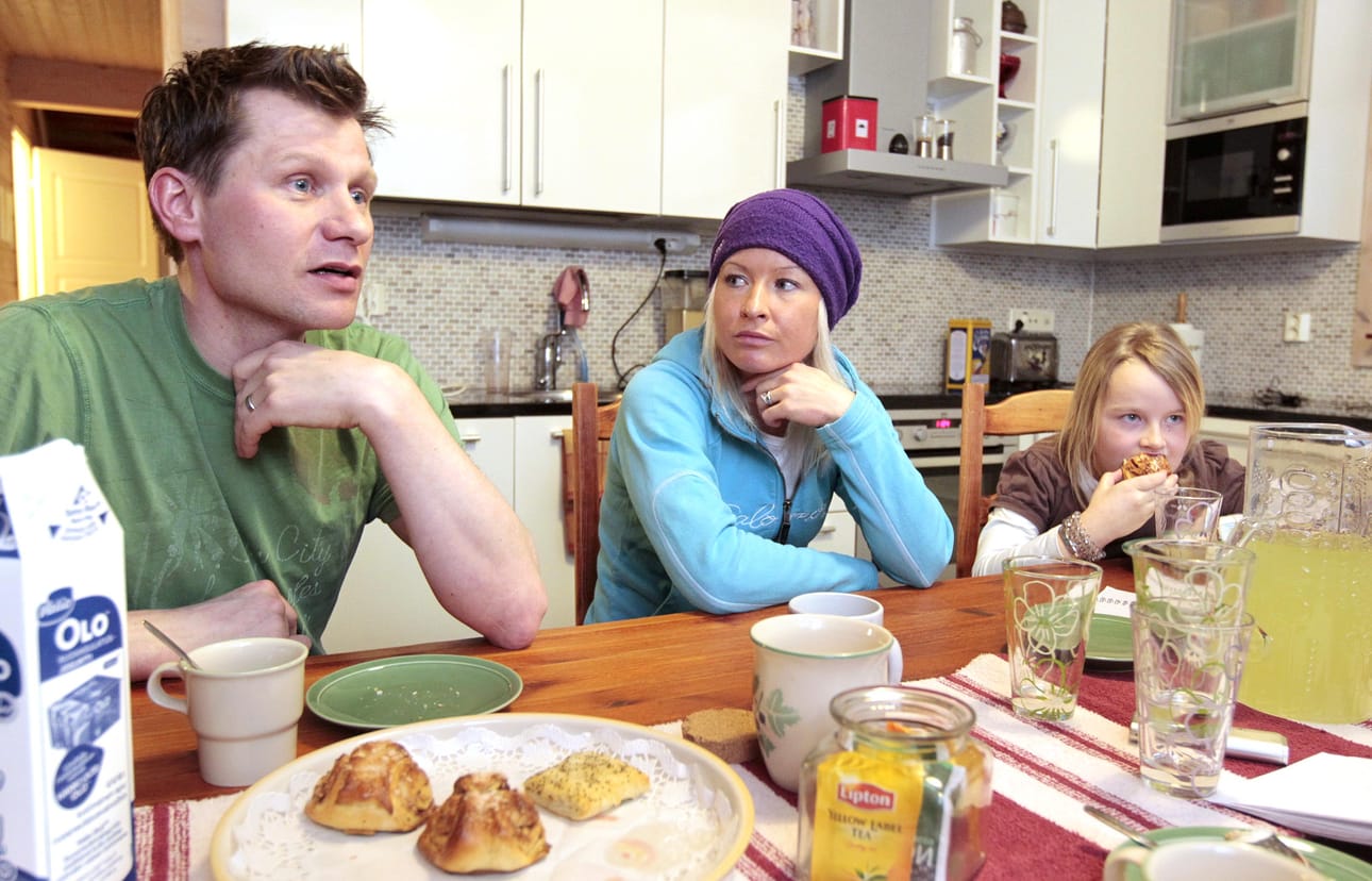 Toni Roponen, Riitta-Liisa Roponen ja Ida Roponen pyörittävät arkea tiiviisti urheilun ympärillä. Arkistokuva.