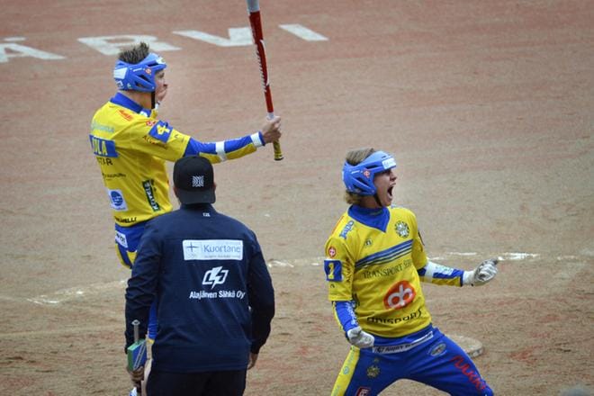 Anton Peltomäellä ja Tuukka Etulalla oli aihetta juhlaan lauantaina Ikaalisia vastaan. Ankkurit voittivat jaksoin 1–0. Kuva: Markku Turpela