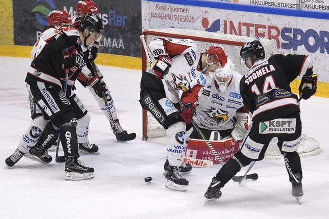 Sport joutui nöyrtymään lauantaina JYP:n käsittelyssä. Kuvassa Sportin maalilla vääntävät Filip riska ja Antti Suomela. KUVA: KESKISUOMALAINEN / RISTO AALTO