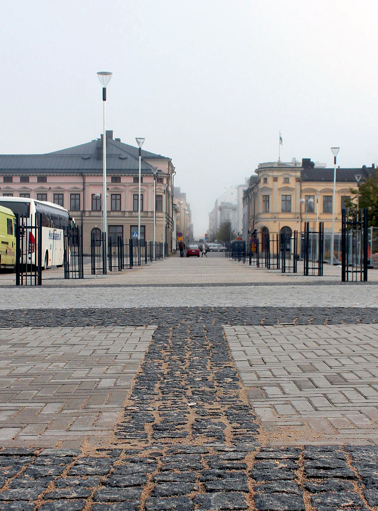 Oulun torin rannassa, Kivisydämen ajoluiskan vierellä näkyvä bulevardi on esimerkki Pohjolan kivi- ja viherrakennuksen osaamisesta sekä pintakivien, että tulevaisuuden puuistutuksia kantavan kasvualustan osalta.  Kuvat: Anna Hämeenaho