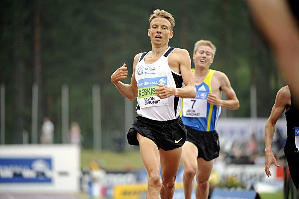 Jukka Keskisalo ja Janne Ukonmaanaho (oik.) miesten 3000 metrin estejuoksussa eliittikisoissa Lapinlahdella sunnuntaina.