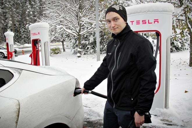 Jalasjärveläinen Niko Kangasniemi ihastui koeajamaansa Teslan sähköautoon niin, että lupasi harkita jonkinlaisen sähköauton ostamista tulevaisuudessa.