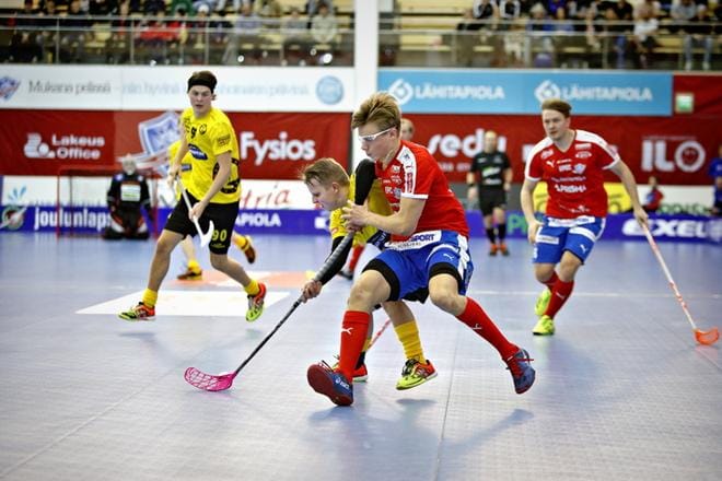 SPV:n 18-vuotias Juuso Keskinen ja Indiansin Otto Lehkosuo kaksinkamppailussa. Keskinen pelasi ensimmäiset minuuttinsa liigassa ja iski heti maalin. KUVAT: TOMI KOSONEN