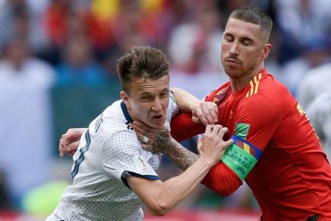 Venäjän tähtipelaaja Aleksandr Golovin (vas) pelasi heinäkuussa 2015 alle 19-vuotiaiden lopputurnauksessa. Espanjan Sergio Ramos voitti mestaruuden vuoden 2004 kisoissa. Kuva: Juan Mabromata/