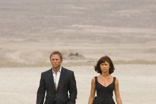 Daniel Craig ja Olga Kurylenko kävelevät aavikolla Quantum of Solace -elokuvassa. KUVA: Nelonen