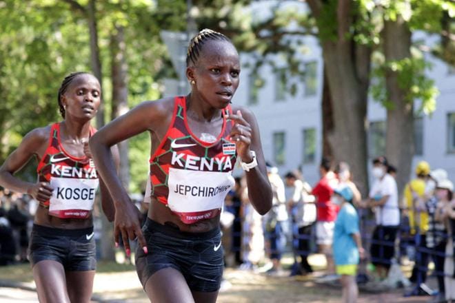 Peres Jepchirchir (oik.) ja Brigid Kosgei toivat Kenialle kaksoisvoiton naisten olympiamaratonilla lauantaina. Kuva: Lehtikuva / AFP