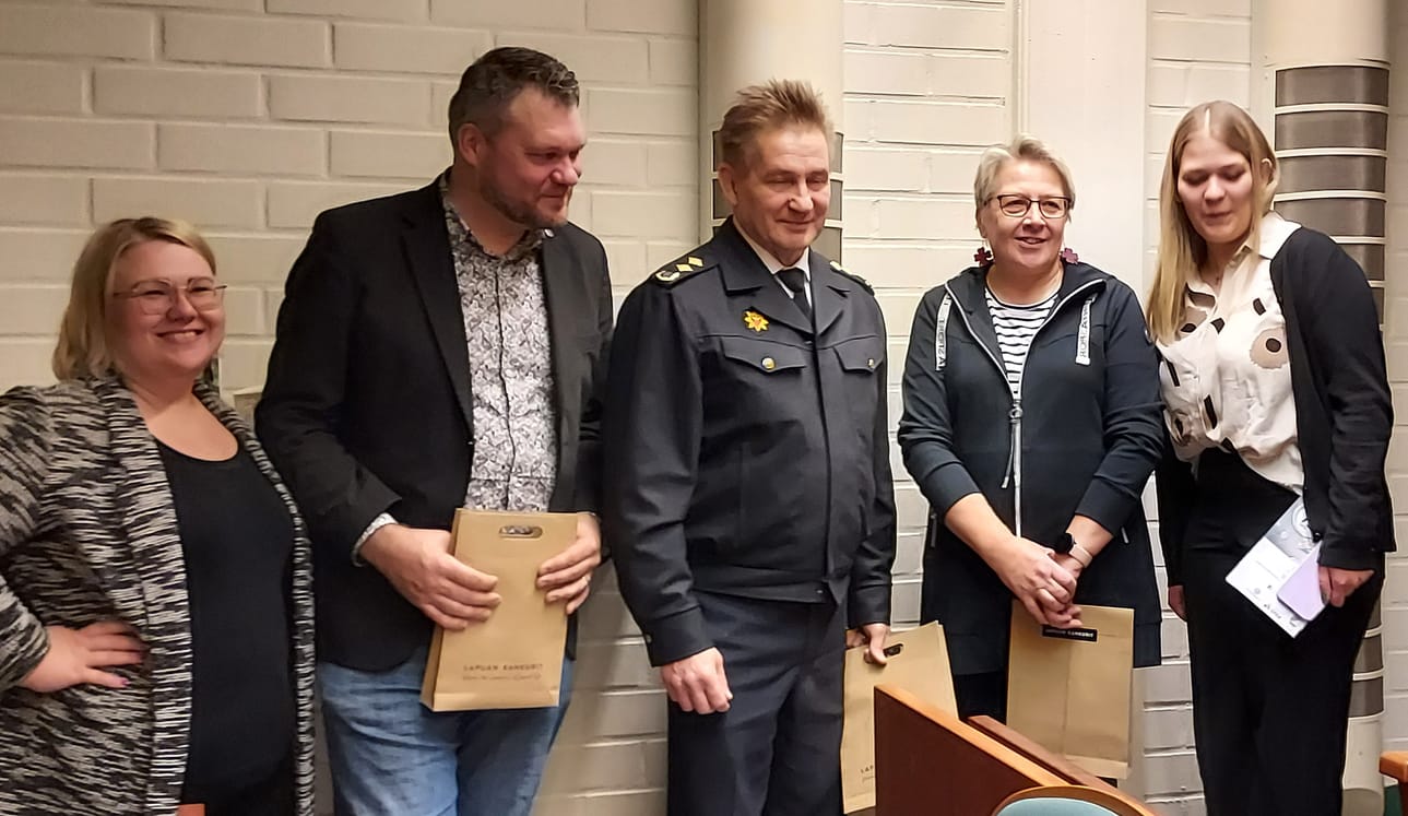 Mikko Savola, Harri Setälä ja Marita Mattila avasivat kokonaisturvallisuuden strategiaa Etelä-Pohjanmaan keskustanaisten ja -nuorten järjestämässä seutukuntakiertueen illassa. Keskustanaisten puheenjohtaja Alina Lehto vasemmalla ja nuorten puheenjohtaja Louna Yli-Hemminki oikealla.