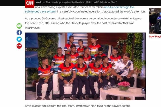 Zlatan Ibrahimovic (valkea paita) pääsi samaan kuvaan thaimaalaisten poikien jalkapallojoukkueen kanssa. Oikealla shown emäntä Ellen DeGeneres. Kuvakaappaus CNN:n verkkosivulta.