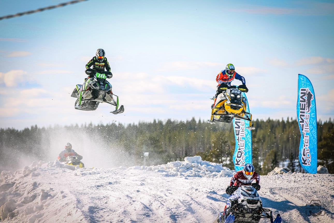 Snowcross on nopeatempoinen laji, jota on helppo seurata koko radan pituudelta.