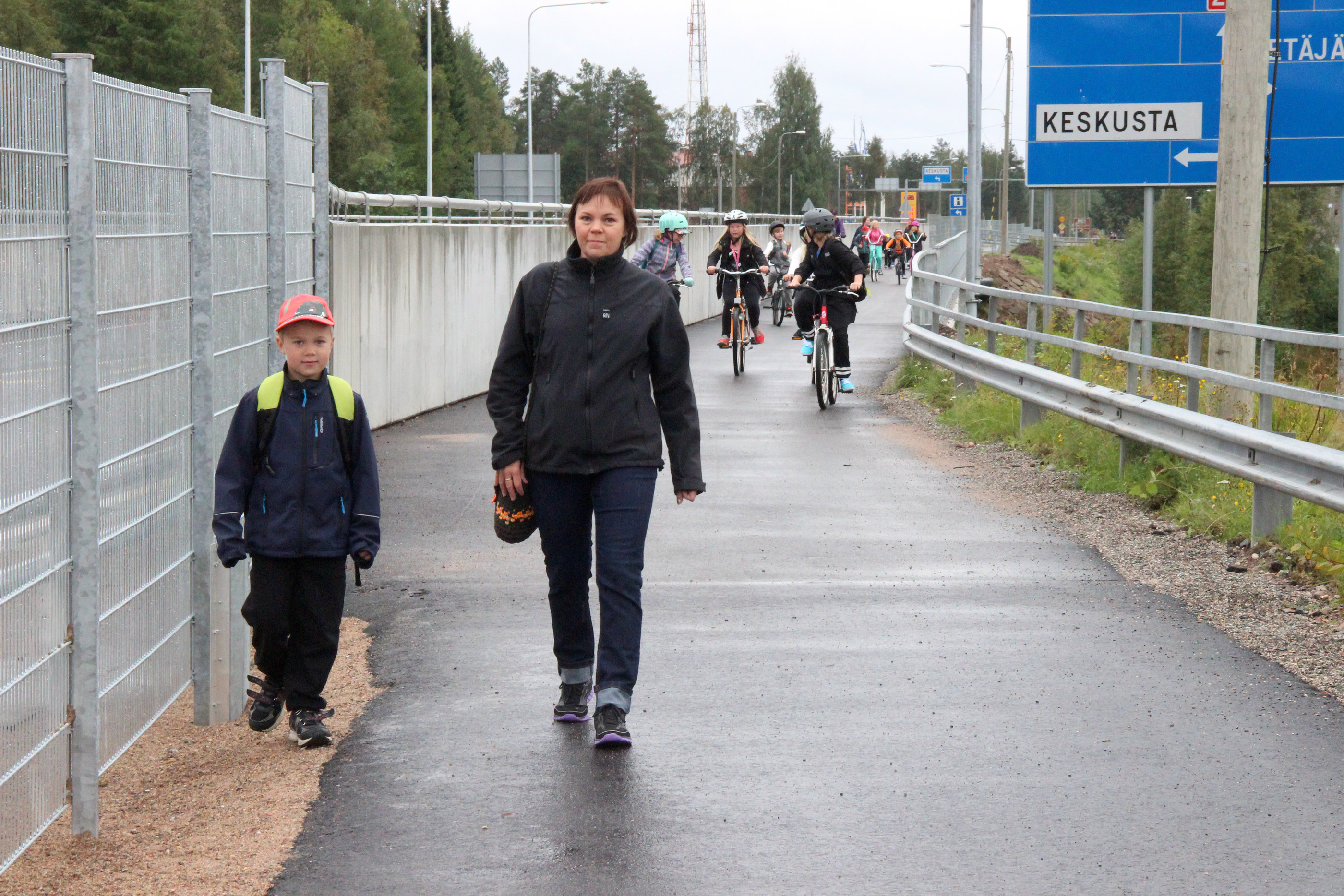 Sanna Kaukko kulki ekaluokalle menevän Jere Kaukon kanssa ensimmäisen varsinaisen koulumatkan Iijoen sillan yli.