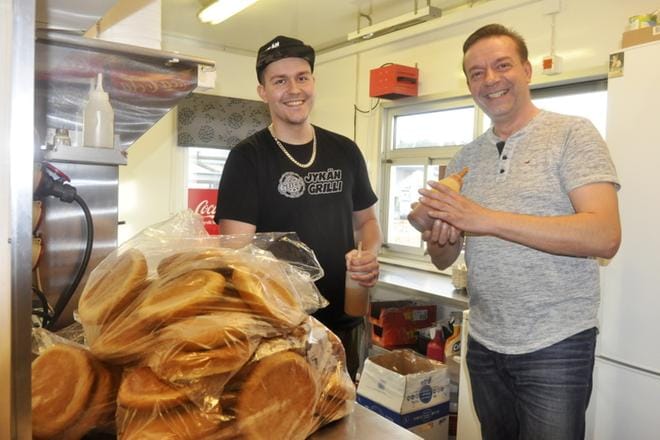 Jykän grilli antaa tällä hetkellä työtä kymmenellä ulkopuoliselle Alajärvellä ja Seinäjoella. Yrittäjät Jyrki ja Roope Kalmu ovat itsekin tuttu näky asiakaspalvelussa. KUVA: MINNA SALORANTA