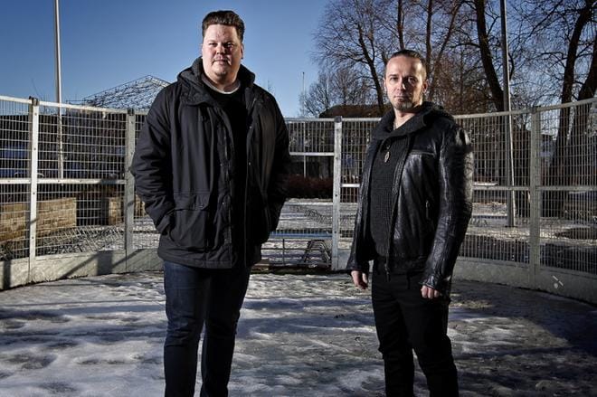 Joonas Moisio (vas.) ja Osku Ketola esiintyvät Rohkea teko -hyväntekeväisyyskonsertissa. Kuva: Tomi Kosonen
