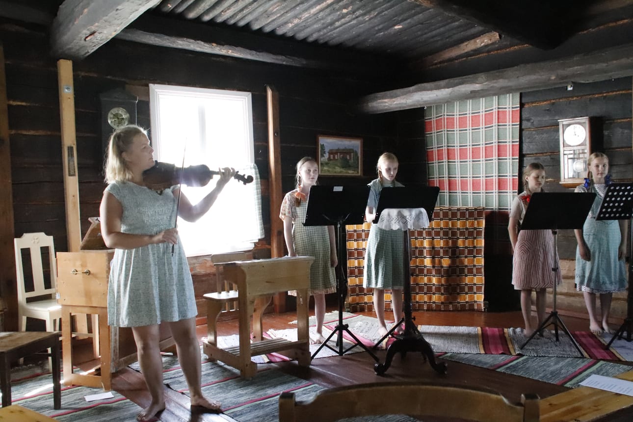 Esitysnäyttämönä toimiva Turula kuuluu vanhimpiin, yhä käytössä oleviin rakennuksiin Pulkkilassa. Nelli Ikola-Heiska soittamassa viulua, nuoret Miina ja Vappu Hietala, Iida Rönkkömäki ja Elsa Junno taempana.