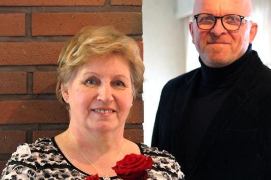 Vuoden naiseksi valittu sai ruusukimpun Suupohjan Sanomien päätoimittajalta. Naistenpäivää vietetään huomenna. KUVA: MINNA ZILLIACUS