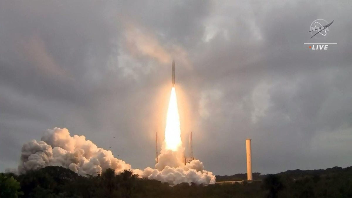 James Webbin on tarkoitus toimia jo 31 vuotta sitten avaruuteen laukaistun Hubble-teleskoopin seuraajana. LEHTIKUVA/AFP/NASA