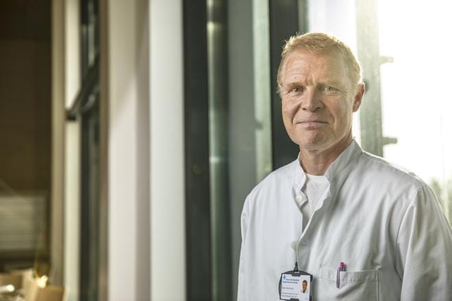Johtajaylilääkäri Peter Nieminen muistuttaa kolmannen rokotuksen tärkeydestä: – Kolmannen rokotteen suojalla on huima ero tartunnan saamisen osalta. Vaasan kaupunki järjestää ajanvarauksettoman rokotustilaisuuden sunnuntaina. Sinne kaikki hakemaan kolmatta rokotusta! Arkistokuva.