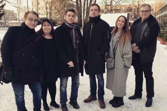 Teatteritehtaassa työskentelevät alueelta tutut kasvot Mikko Timonen (vas.), Satumaa Veikkola, Ville Orttenvuori, Rami Mäkilaine, Virpi Aho ja Kari Manu.