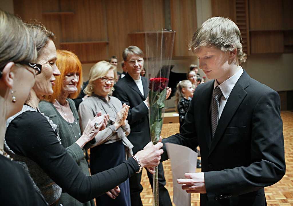 Hannu Alasaarela Oulunsalon taidekoulusta voitti Leevi Madetojan pianokilpailun.