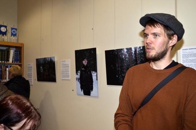 Antti Hintsa on tuonut näyttelyyn valokuvista ja teksteistä koostuvan teoskokonaisuuden. KUVA: MARKKU TURPELA