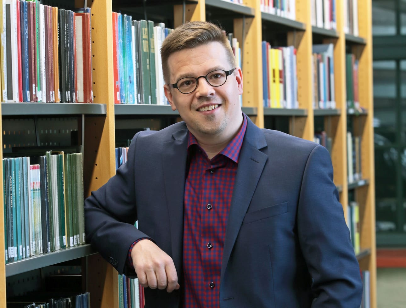 Teppo Ylitalo johdattelee keskustelua ensimmäisessä Aisapari-foorumissa 26. huhtikuuta Vimpelissä.