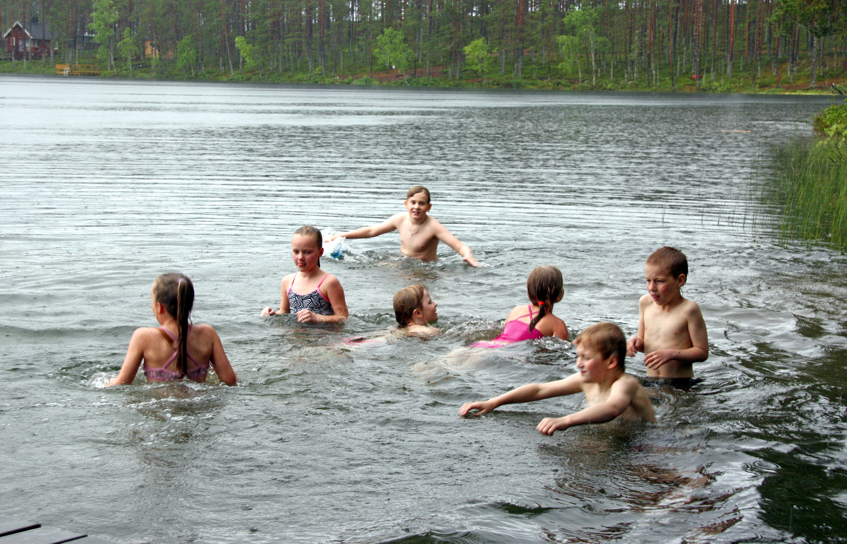 Saunasta uimaan - uimasta saunaan. Kesäleirien ykkösjuttu liittyy yleensä veteen, eikä tämänviikkoinen Kontiolammen leiri tuottanut asiassa poikkeusta. Kuvat: Anna Hämeenaho