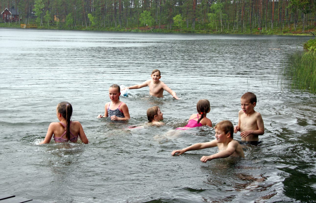 Saunasta uimaan - uimasta saunaan. Kesäleirien ykkösjuttu liittyy yleensä veteen, eikä tämänviikkoinen Kontiolammen leiri tuottanut asiassa poikkeusta. Kuvat: Anna Hämeenaho